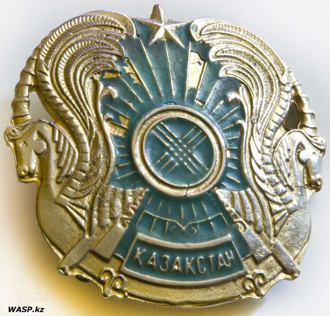Офицерская кокарда с фуражки, вооруженные силы РК