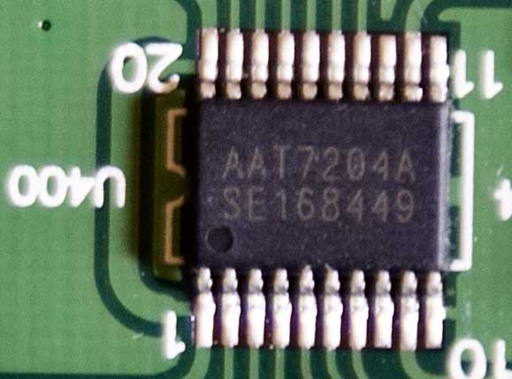 микросхема с маркировкой AAT7204A SE168449 в скалере ЖК-панели
