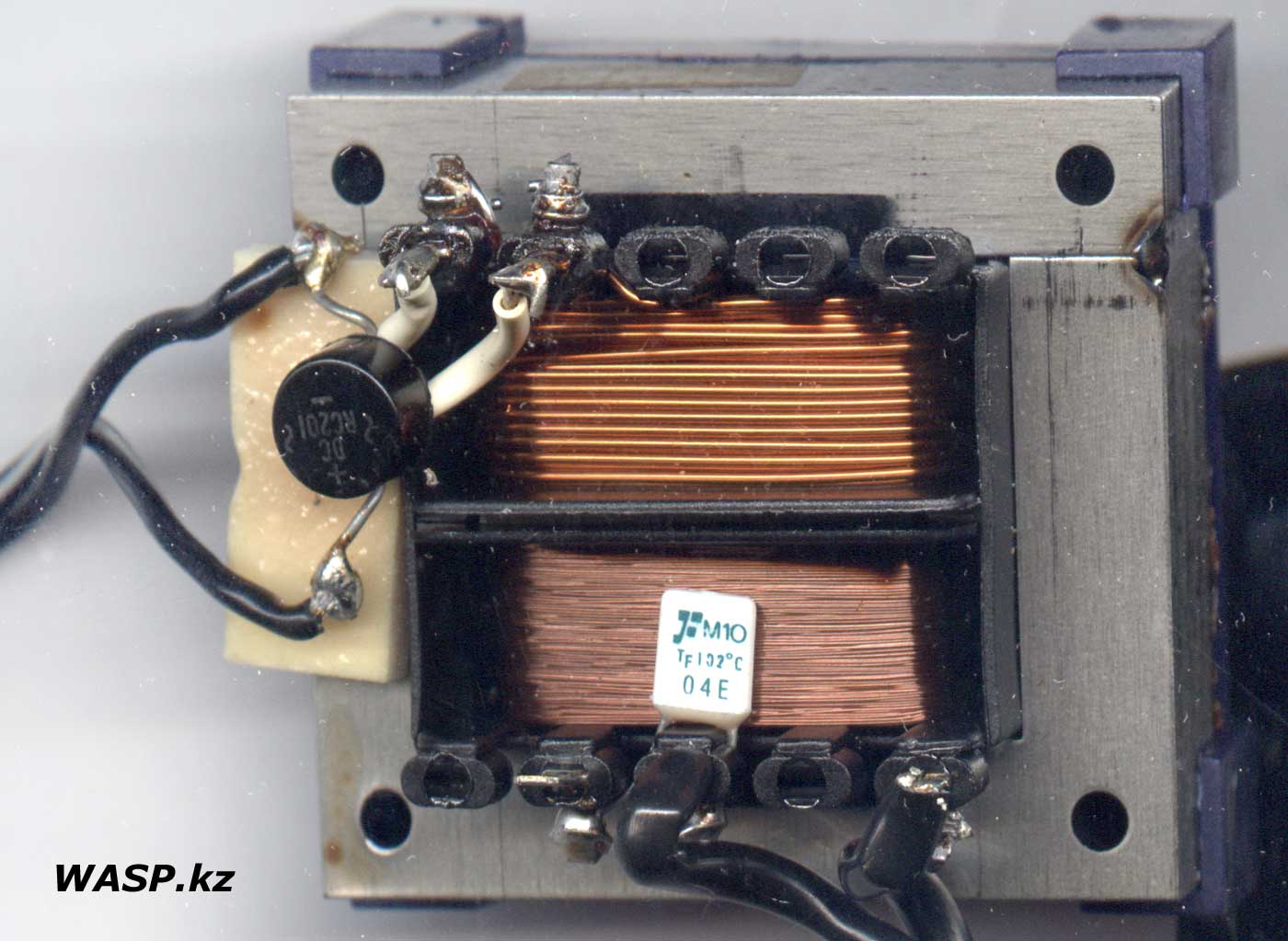 Трансформатор и диодный мост, резистор - вот и весь БП SPN 4037A