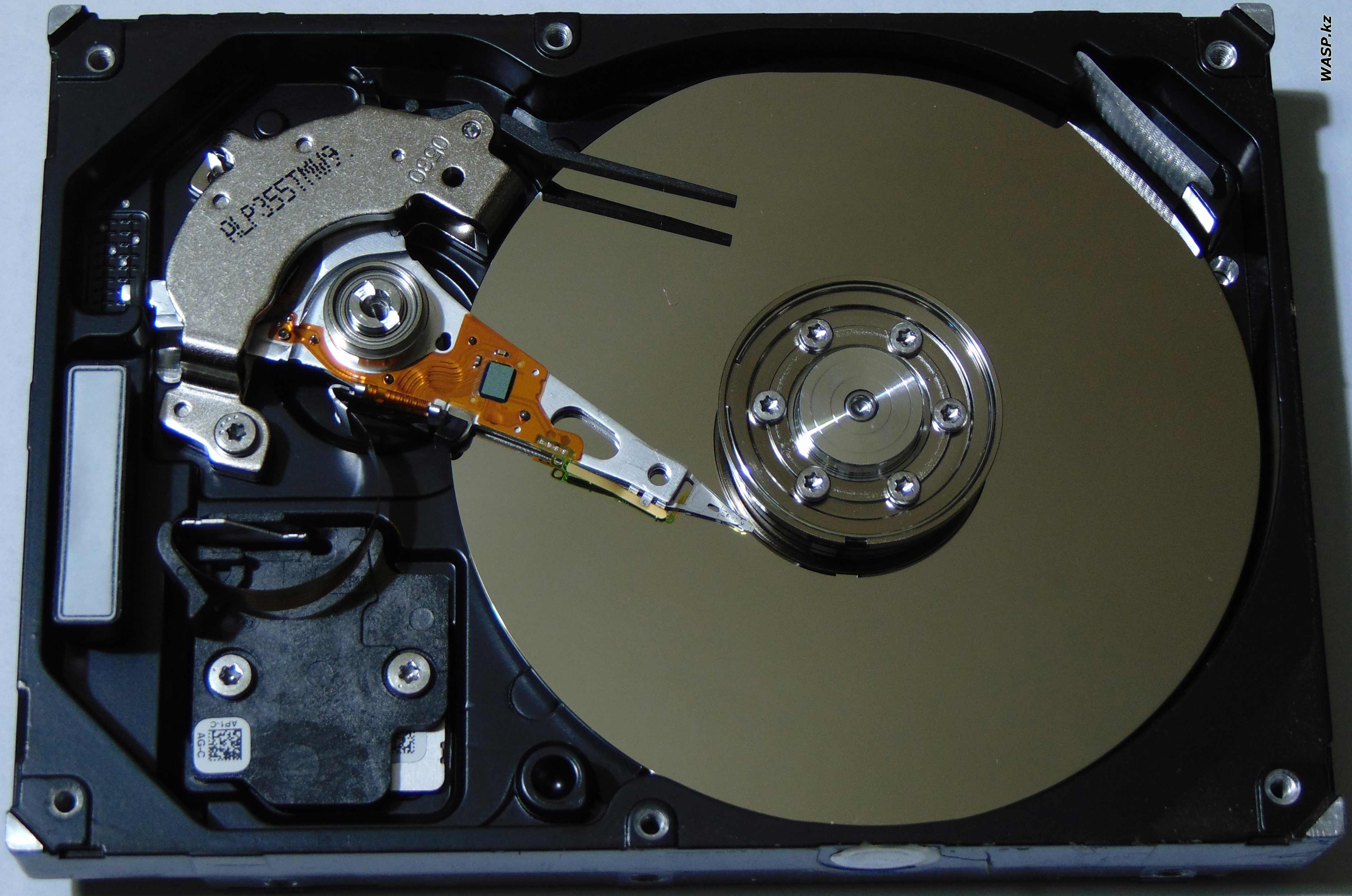 Как вытащить информацию с жесткого диска. Жесткий диск. Разобраный жёсткий диск. HDD разобранный. Жесткий диск в разборе.