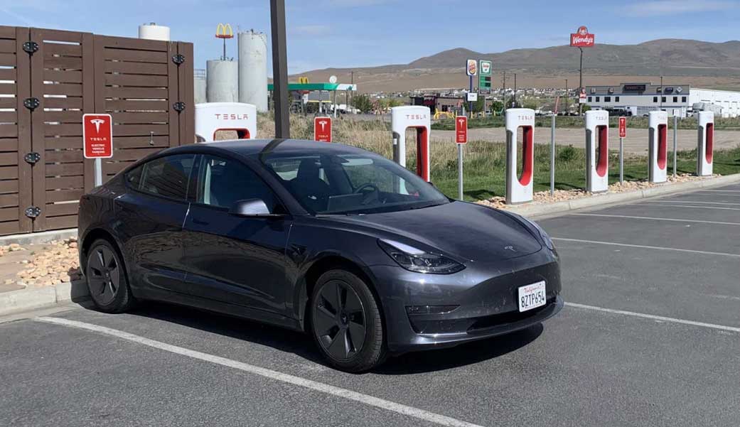 Зарядка автомобиля Tesla в Тремонтоне, штат Юта