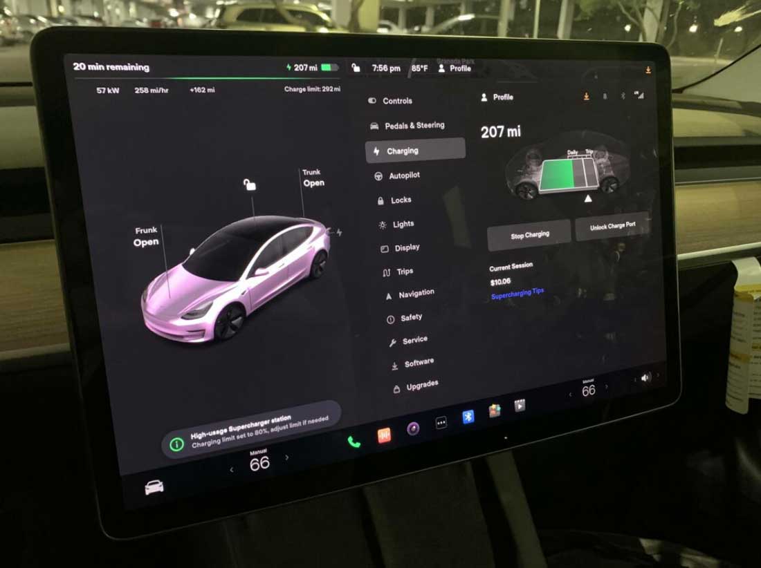 Зарядка Tesla Model 3 на заправке Phoenix