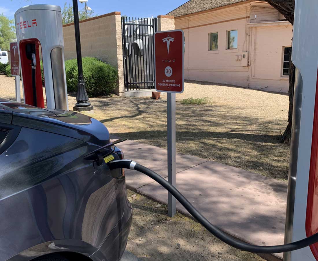 Заправка Tesla в Викенбурге, штат Аризона