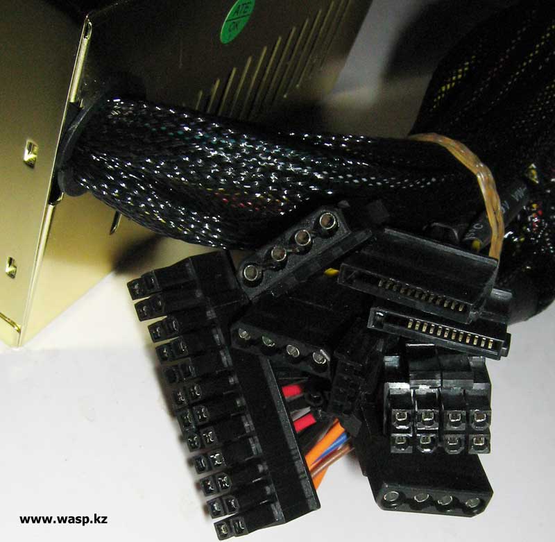 задняя сторона и кабели в сетке Crown CM-PS450