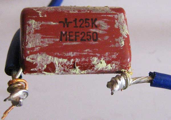пленочный конденсатор с кодом 125K MEF250