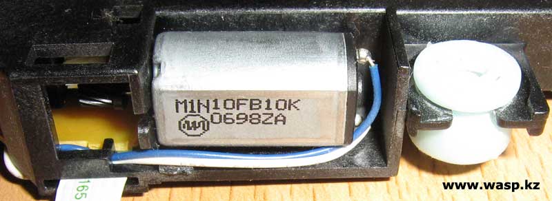 электродвигатель M1N10FB10K перемещает блок с лазером чтения
