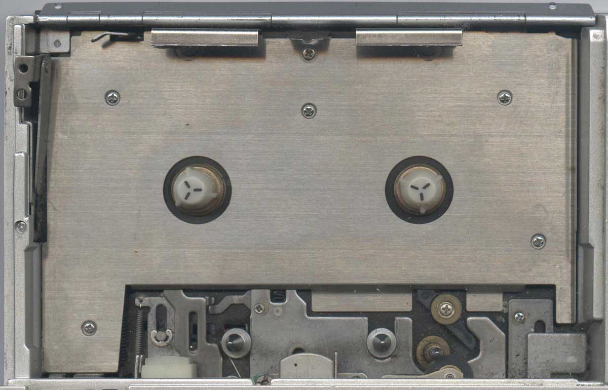 вставка кассеты в Sanyo TRC 2450 диктофон из Японии