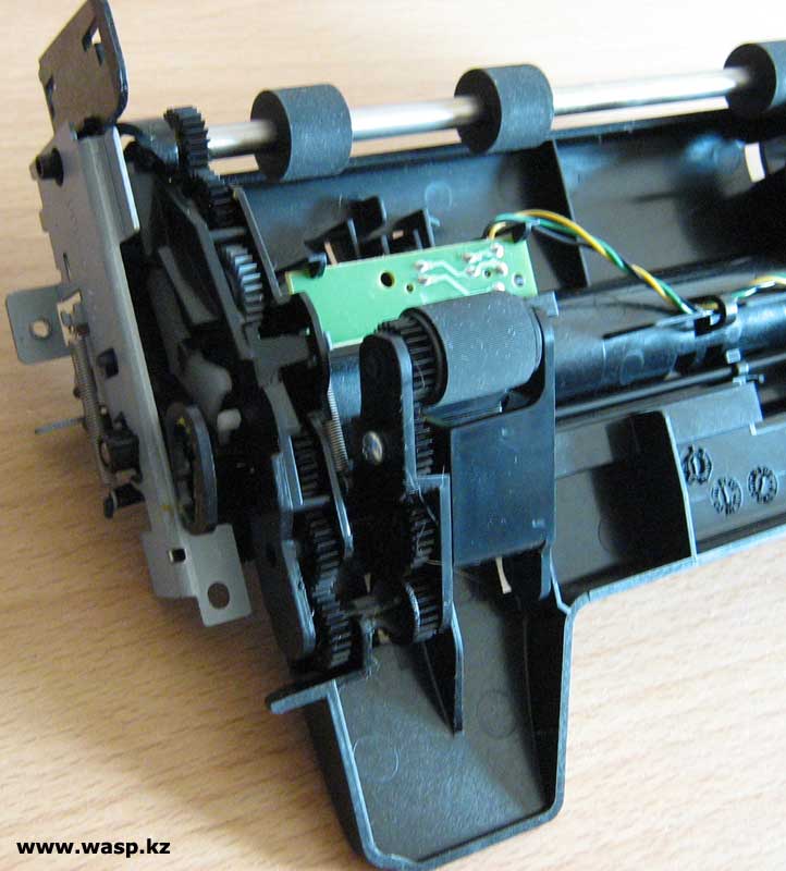 резиновые ролики протягивают лист бумаги в принтере HP DeskJet D1360