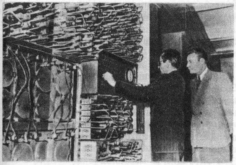 Академик С. А. Лебедев (слева) у ЭВМ БЭСМ—1 советские конструктора