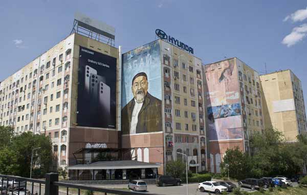 Муралы в Алматы на реке Большая Алматинка - Абай и смартфон самсунг