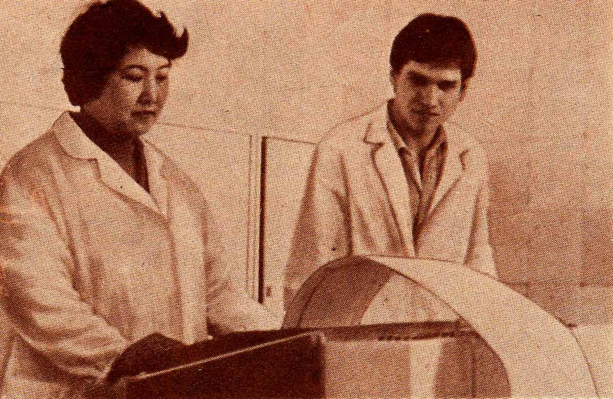 Оператор Б. Салишева и механик А. Растворов получают рассчитанные на ЭВМ графики работы водителей
