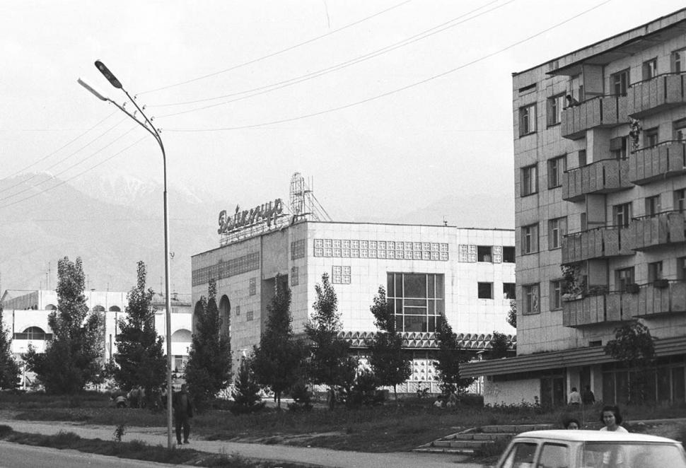Алма-Ата, кинотеатр Байконур, первая половина 80-х