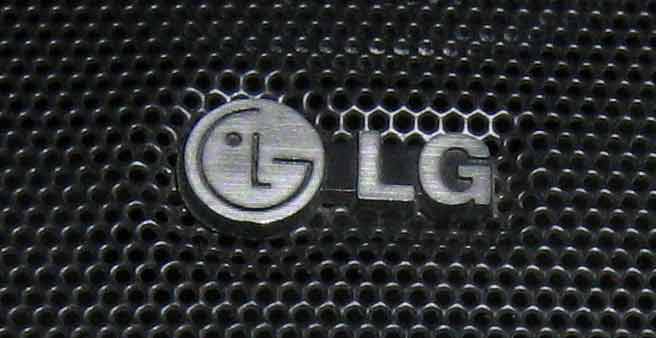 логотип LG на решетке динамика TCE-6945
